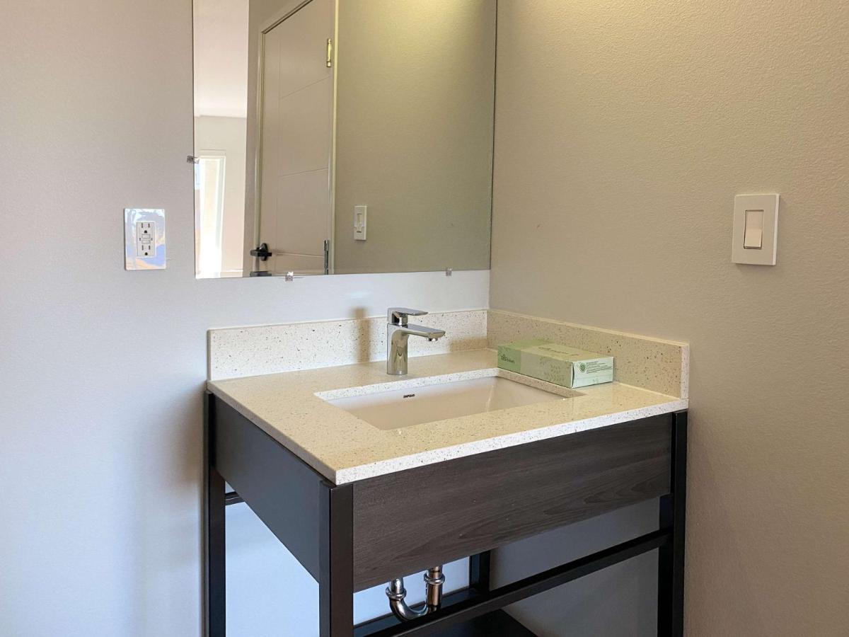 Studio 6 Suites Stockton, Ca Waterfront Екстер'єр фото
